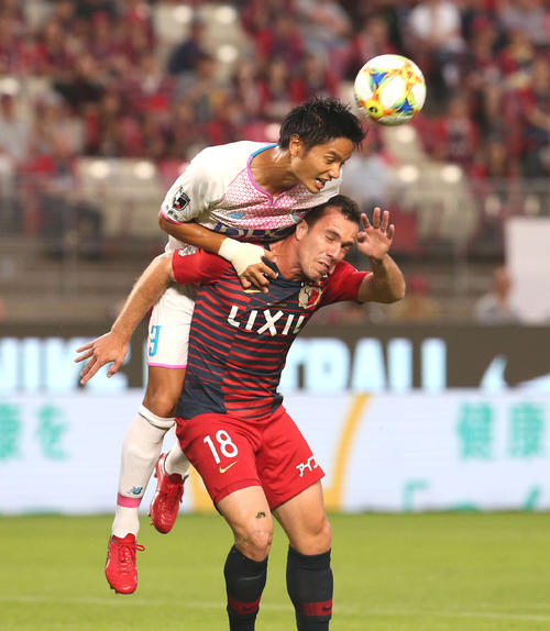鹿島対鳥栖　前半、競り合う鳥栖DF高橋（上）と鹿島FWセルジーニョ（撮影・井上学）