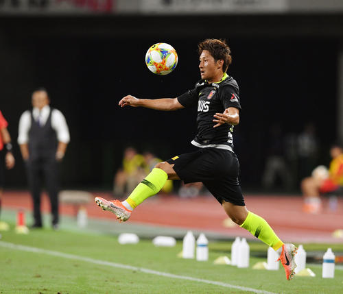 磐田対浦和　前半、トラップでボールを受けるMF関根（撮影・滝沢徹郎）
