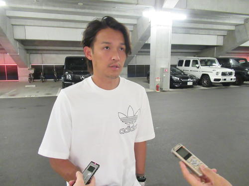 練習後、取材に応じるG大阪FW宇佐美（撮影・実藤健一）