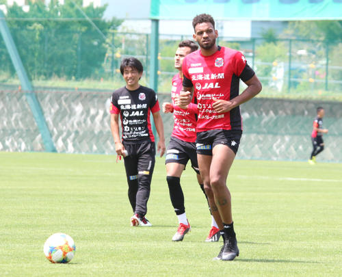 オフが明けて再開したチーム練習に参加した札幌FWロペス（撮影・保坂果那）