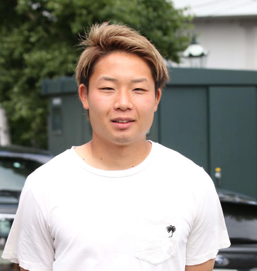 仙台への移籍前にチームメートらとのあいさつのためクラブハウスを訪れた札幌MF中原（撮影・保坂果那）
