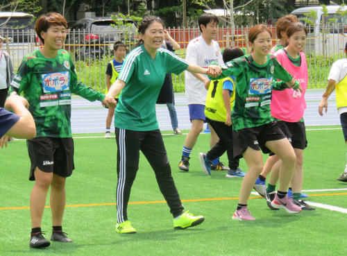親子サッカー体験教室で手つなぎサッカーをする日テレのDF岩清水、澤さん、DF清水、MF長谷川ら（撮影・松尾幸之介）