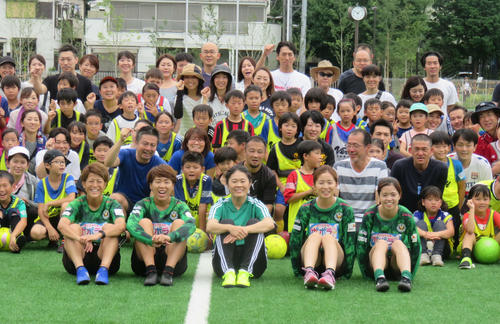 親子サッカー体験教室で参加者と記念撮影する最前列左から日テレのDF有吉、DF岩清水、澤さん、DF清水、MF長谷川（撮影・松尾幸之介）