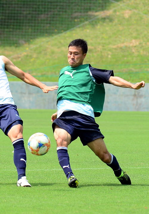 競り合いで、懸命に足を伸ばすMF今野