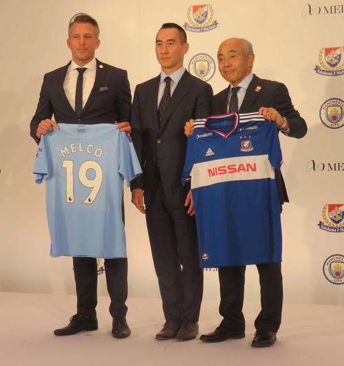 発表会に出席した、左からCFGのアジア・パシフィック地域パートナーシップ部門のステファン・シープリック本部長、メルコリゾーツ＆エンターテインメントのローレンス・ホーCEO、横浜の黒沢社長（撮影・松尾幸之介）