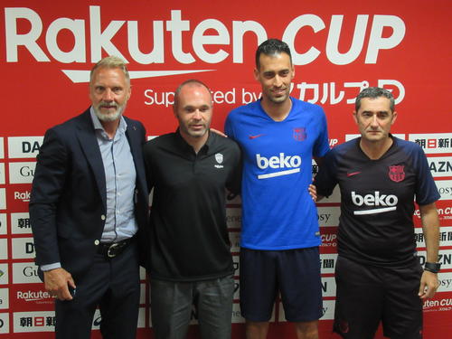 試合前日会見で写真に納まる左から神戸フィンク監督、MFイニエスタ、バルセロナMFセルヒオ・ブスケツ、バルベルデ監督（撮影・実藤健一）