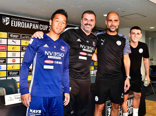 国際親善試合「ユーロ・ジャパン杯」の公式記者会見に臨む、左から横浜MF喜田、ポステコグルー監督、マンチェスター・Cのグラウディオラ監督、MFフォーデン（撮影・小沢裕）