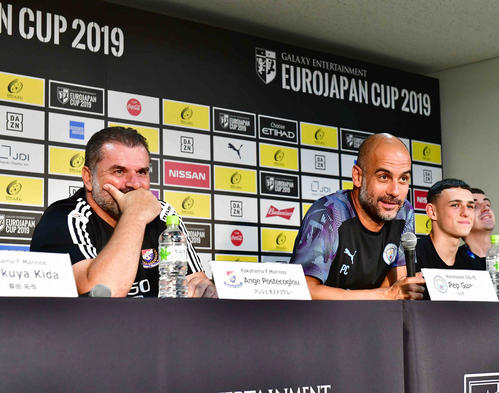 国際親善試合「ユーロ・ジャパン杯」の公式記者会見に臨む、左からポステコグルー監督、マンチェスター・Cのグラウディオラ監督、MFフォーデン（撮影・小沢裕）