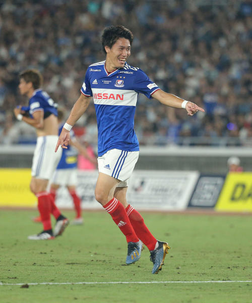 ゴールを決めた横浜MF遠藤（撮影・河田真司）