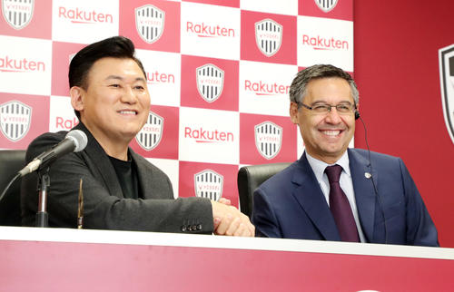 三木谷会長（左）と笑顔で握手するFCバルセロナのバルトメウ会長（撮影・加藤哉）