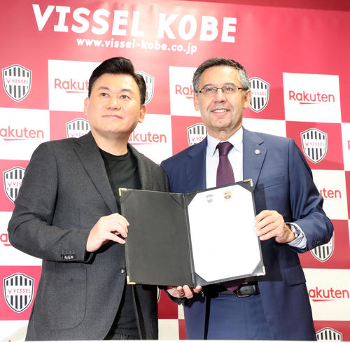 合意書を手に写真に納まる三木谷会長（左）とFCバルセロナのバルトメウ会長（撮影・加藤哉）