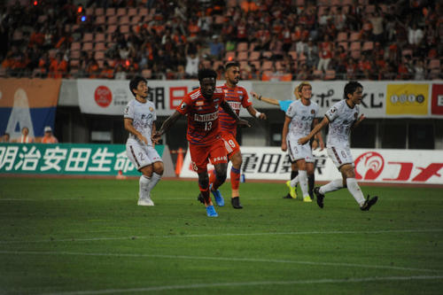 新潟対琉球　前半44分、MFフランシス（13番）がPKを決めて2－0