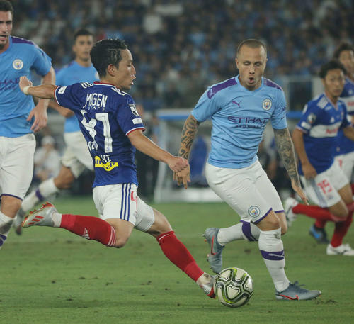 後半、マンチェスター・CDFアンジェリーノ（右）と競り合う横浜MF三好（左）（撮影・河田真司）