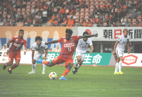 新潟対琉球　前半44分、チーム2得点目になるPKを蹴りこむMFフランシス（13番）