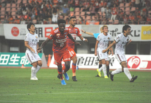 新潟対琉球　前半44分、MFフランシス（13番）がPKを決めて2－0