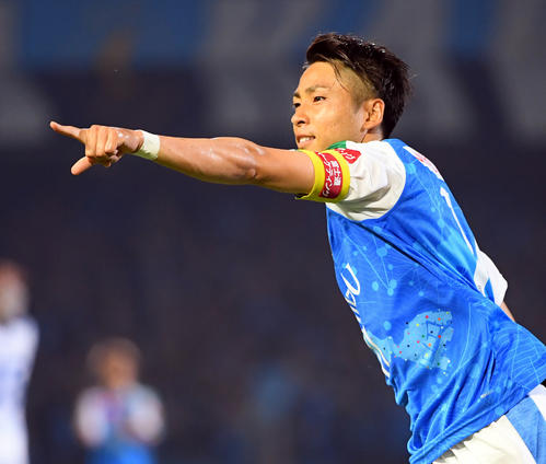 後半、チーム2点目のゴールを決め喜ぶ川崎F・FW小林（撮影・たえ見朱実）