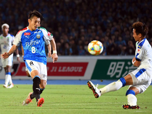 後半、チーム3点目のゴールを右足で決める川崎F・MF阿部（撮影・たえ見朱実）