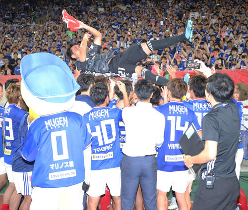 横浜サポーターの前で胴上げされる横浜GK飯倉（撮影・河田真司）