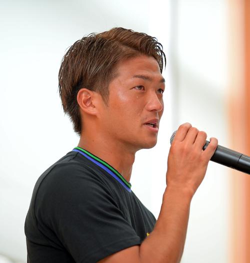 涙を流しながら決意を語る清水FW北川