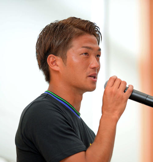 涙を流しながら決意を語る清水FW北川