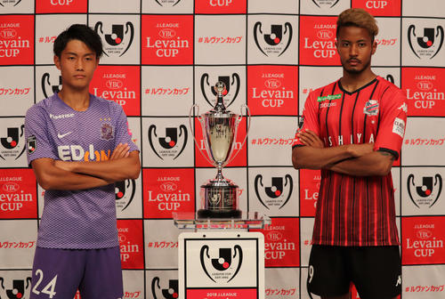 優勝カップを挟み記念撮影する札幌FW鈴木（右）と広島MF東（撮影・杉山理紗）