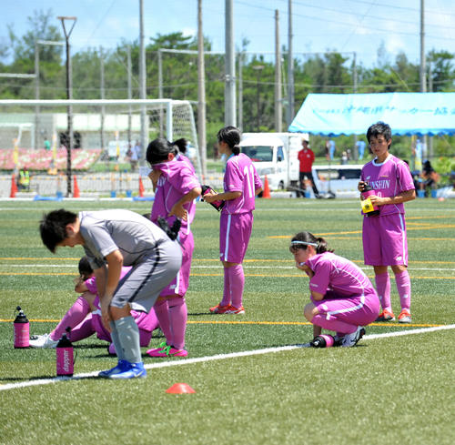 初戦敗退に終わり、肩を落とす藤枝順心の選手たち。右奥はDF長江主将