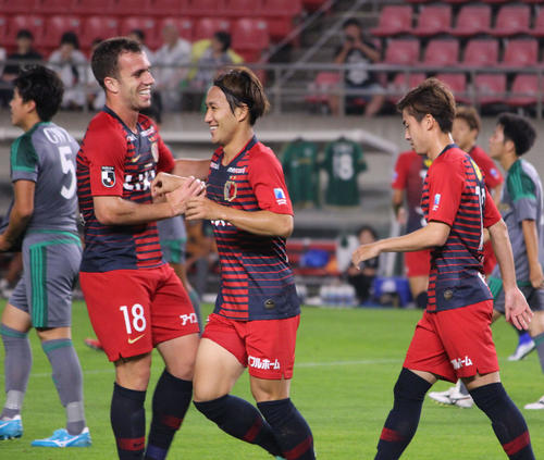 得点を決めてMFセルジーニョ（左）のもとに駆け寄るFW金森。右はMF安部（2019年7月3日撮影・杉山理紗）