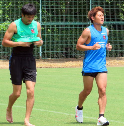 全体練習後、居残りでジョギングする浦和MF関根（右）とGK岩舘