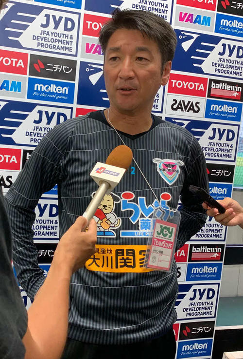 試合後に取材に応じる鳥栖U－18の田中監督（撮影・松尾幸之介）