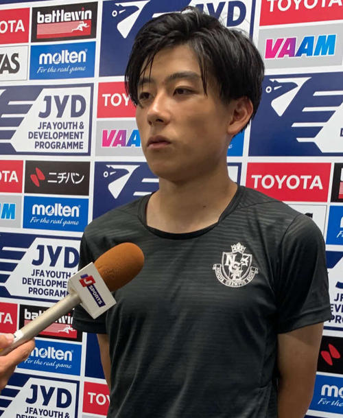 試合後に取材に応じる名古屋U－18のMF倍井（撮影・松尾幸之介）