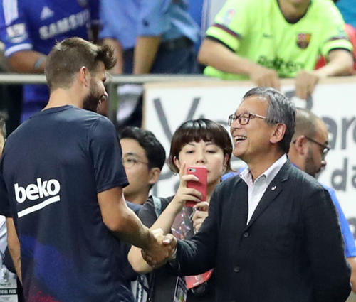 バルセロナDFピケ（左）と談笑する村井チェアマン（2019年7月23日撮影）