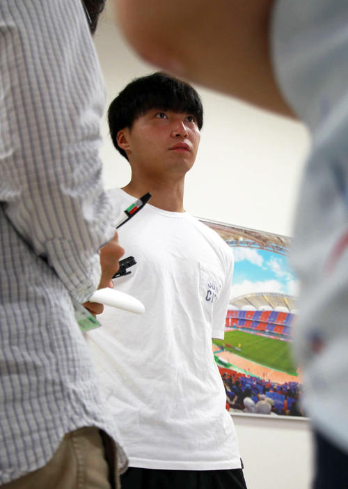 町田戦で無失点を目指すDF岡本（撮影・涌井幹雄）