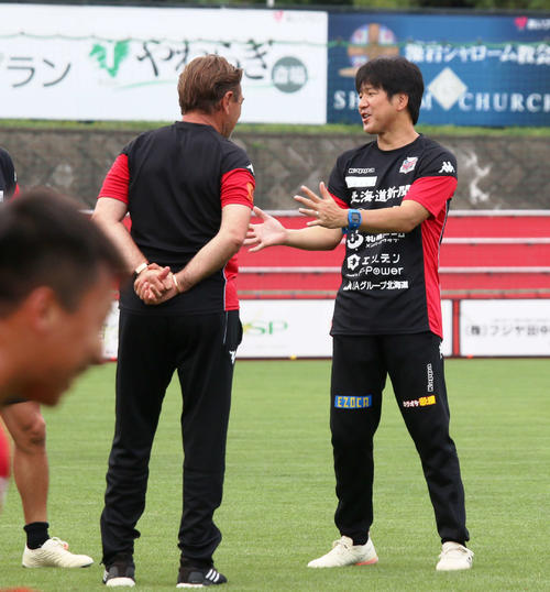 札幌の練習見学に訪れた磐田前監督・名波氏（右）はペトロビッチ監督と会話をかわす（撮影・保坂果那）