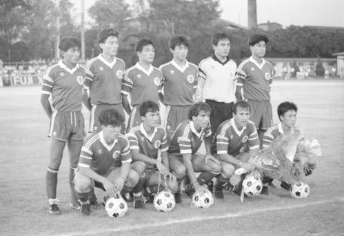 91年、日本リーグ2部大塚製薬戦に臨む住友金属イレブン。前列左から4人目はジーコ