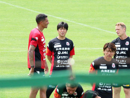 古巣磐田の前監督・名波氏と会話をかわす札幌FWジェイ（撮影・保坂果那）