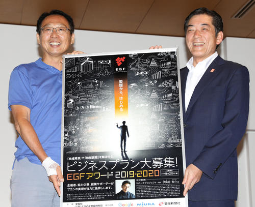中村時広愛媛県知事（右）とトークイベントを行った岡田武史氏（撮影・中島郁夫）