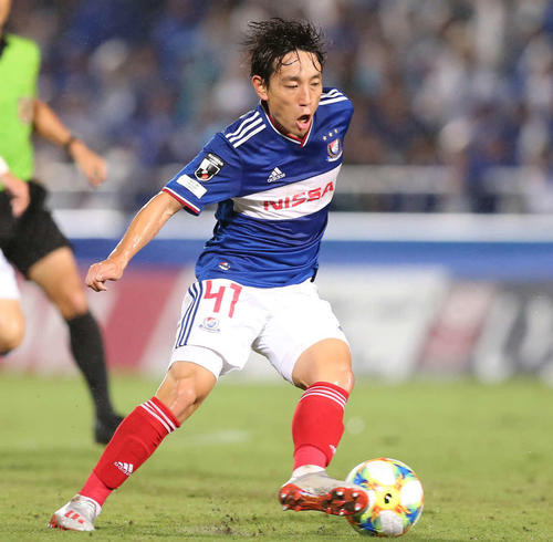 ドリブル突破を試みる横浜MF三好康児（2019年7月6日撮影）