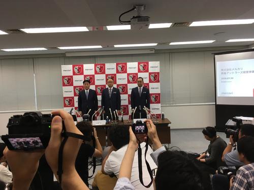 鹿島の庄野洋社長(中)、日本製鉄の津加宏執行役員(中央)と並んで会見を行ったメルカリ社の小泉文明社長兼COO