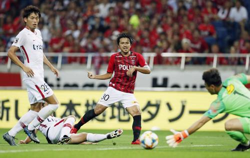 前半、シュートを放つ浦和・興梠（右から2人目）（共同）