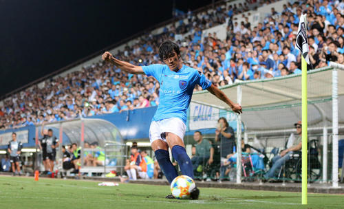 横浜FC対山口　後半、CKを蹴る横浜FC・MF中村（撮影・浅見桂子）