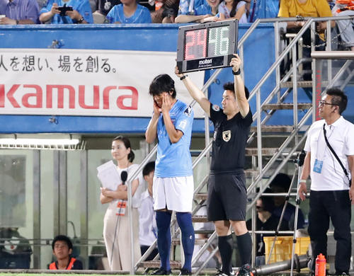 横浜FC対山口　後半、途中出場する横浜FC・MF中村は、手で顔をほぐす（撮影・浅見桂子）
