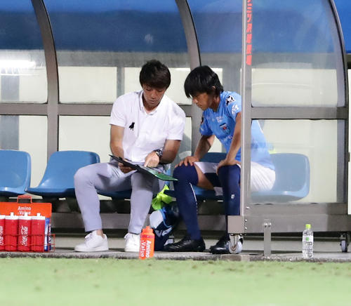 横浜FC対山口　後半、横浜FC・MF中村（右）は下平監督と戦術を確認する（撮影・浅見桂子）