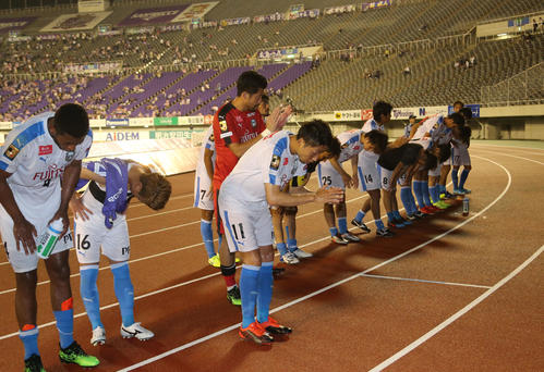 広島対川崎F　広島に敗れサポーターにあいさつする川崎Fイレブン（撮影・梅根麻紀）