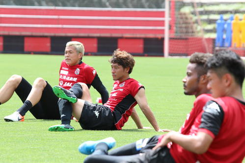 練習後、ストレッチを行う札幌MF白井（左から2人目）。左端はGKク（撮影・保坂果那）