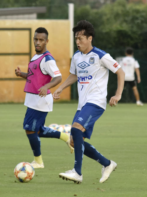 神戸戦に向け調整するG大阪遠藤（右）（共同）