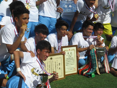 高校総体初優勝を仲間と喜び合う桐光学園FW西川（右から3人目）