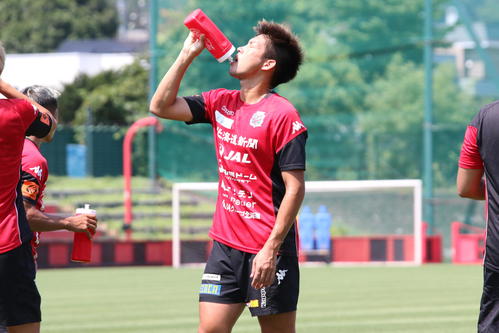 練習中に水分補給する札幌MF深井（撮影・保坂果那）