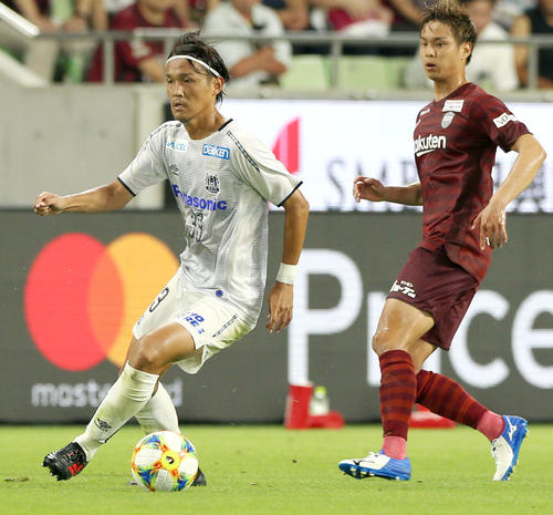 G大阪FW宇佐美貴史（左）はボールをキープする（撮影・上山淳一）
