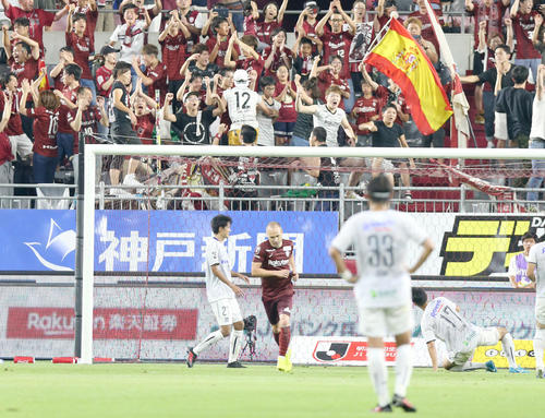 神戸対G大阪　後半、ゴールを決める神戸MFイニエスタ（撮影・上山淳一）