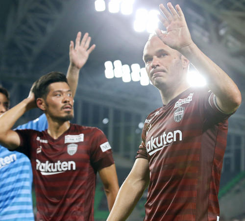 神戸対G大阪　試合後サポーターに手を振る神戸MFアンドレス・イニエスタ、左は神戸MF山口蛍（撮影・上山淳一）